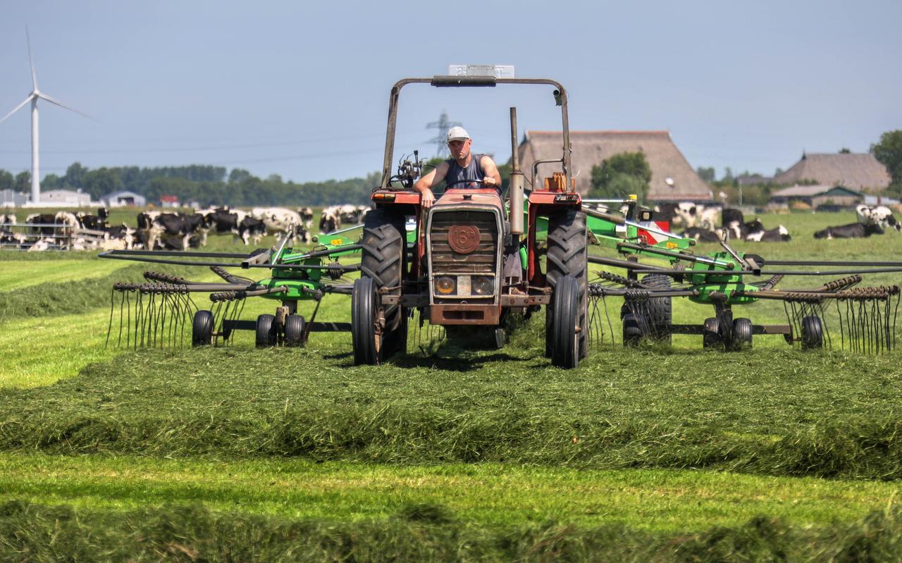 Een boer werkt op het land langs de Franekerweg bij Tzum. Een boer werkt op het land langs de Franekerweg bij Tzum.