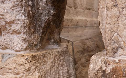 'De oog van de naald' in een muur in Jeruzalem.