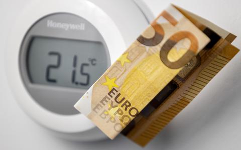 Een vijftig euro biljet op een thermostaat.