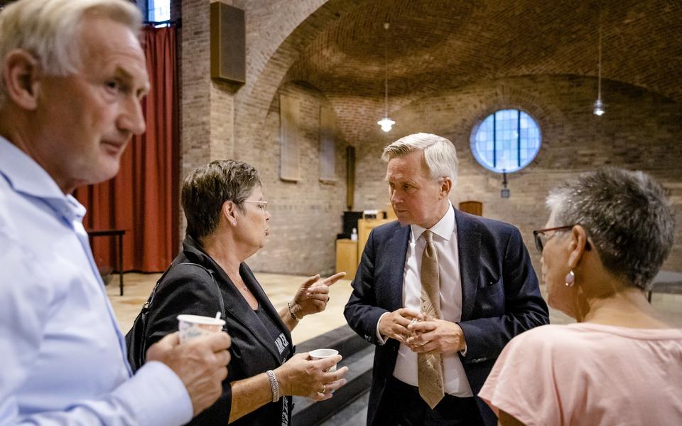 Staatssecretaris Eric van der Burg (Asiel) in gesprek met inwoners tijdens een inloopavond voor omwonenden over de plannen voor een aanmeldcentrum in Bant in de gemeente Noordoostpolder.