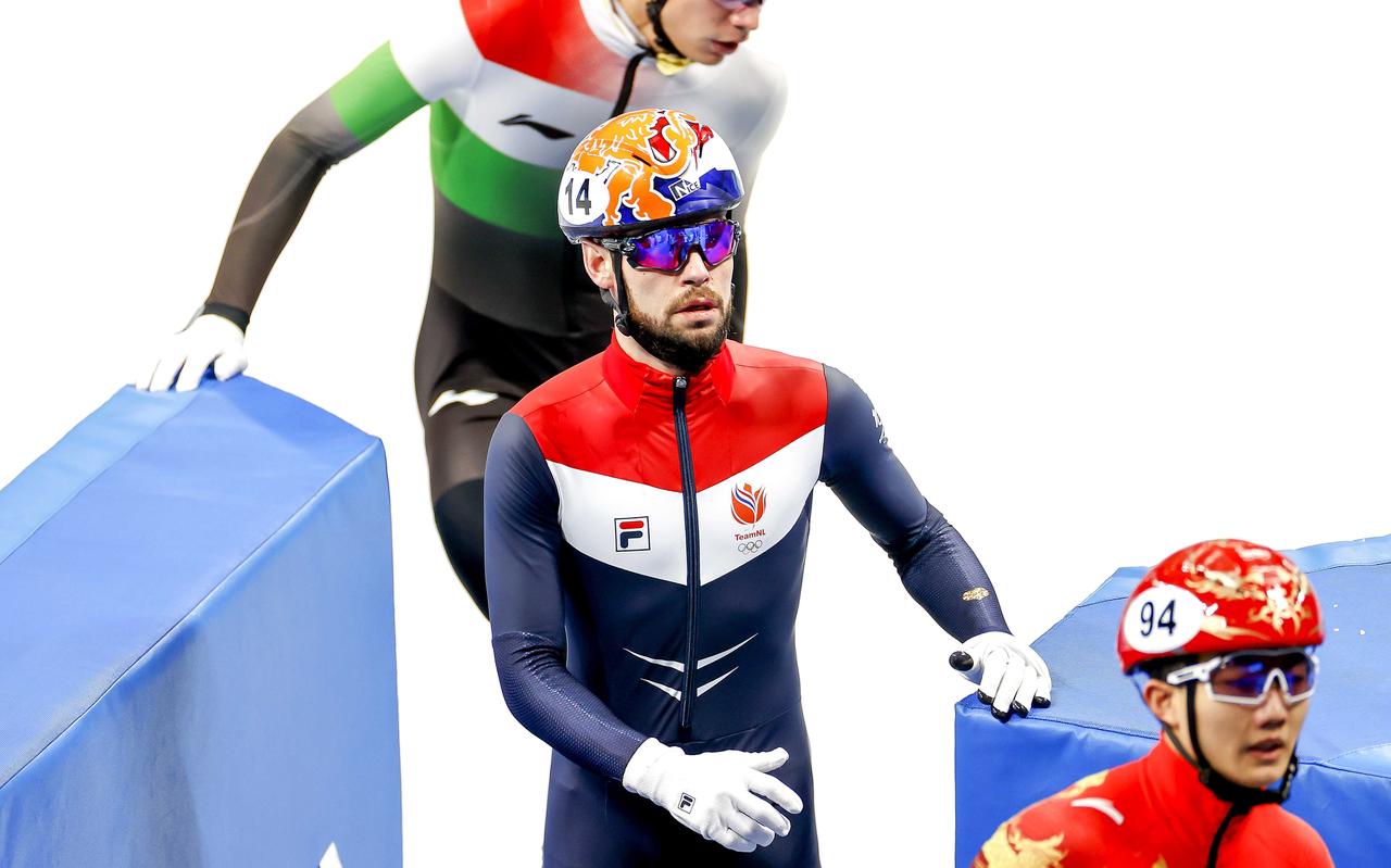 Sjinkie Knegt verlaat balend het ijs. Sjinkie Knegt verlaat balend het ijs.