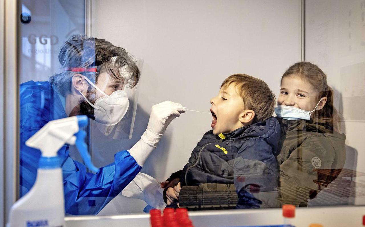 Een GGD-medewerker voert een coronatest uit bij een kind op de XL-vaccinatielocatie van de GGD in de Utrechtse Jaarbeurs.