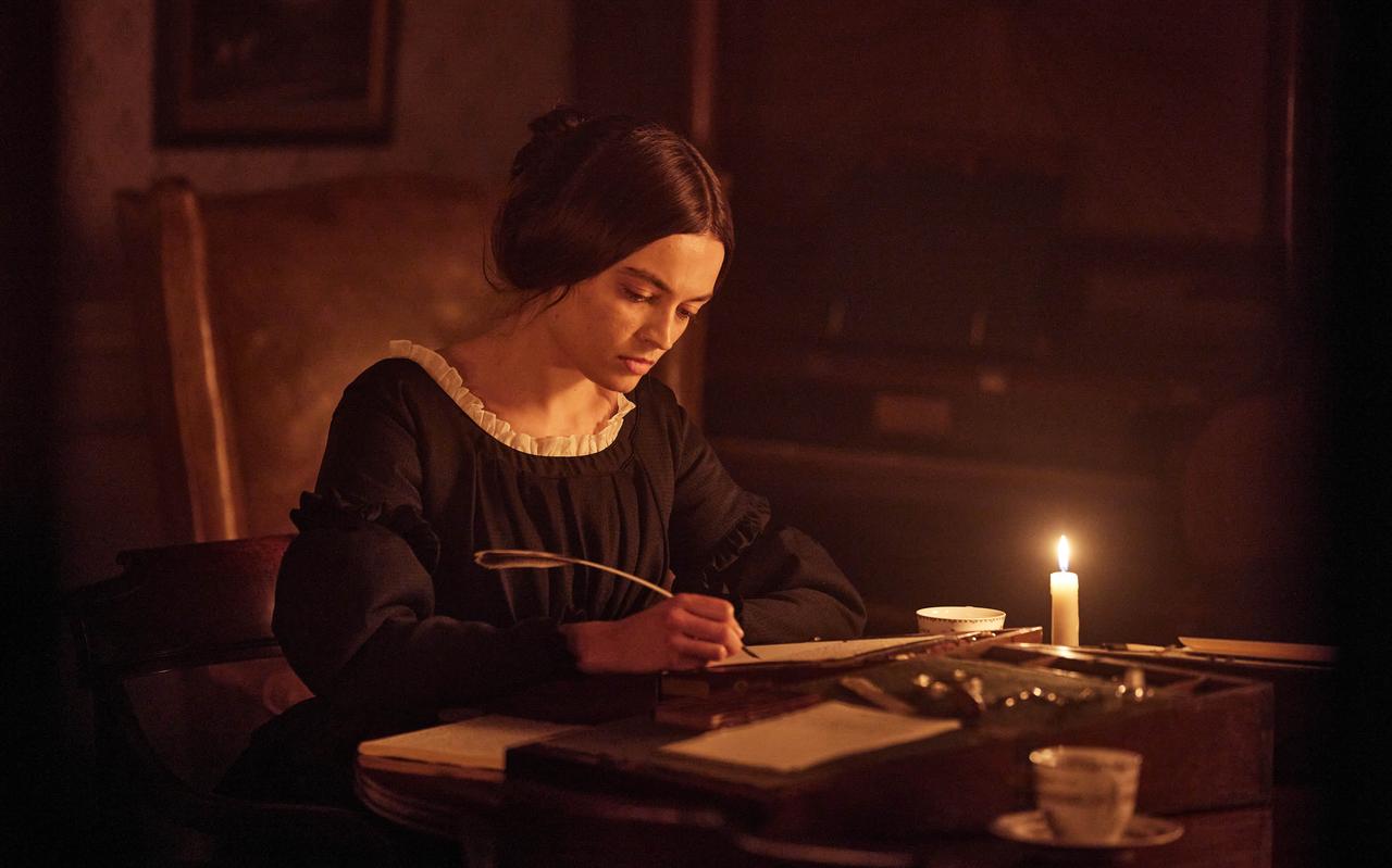 Emily Brontë (Emma Mackey). Emily Brontë (Emma Mackey).