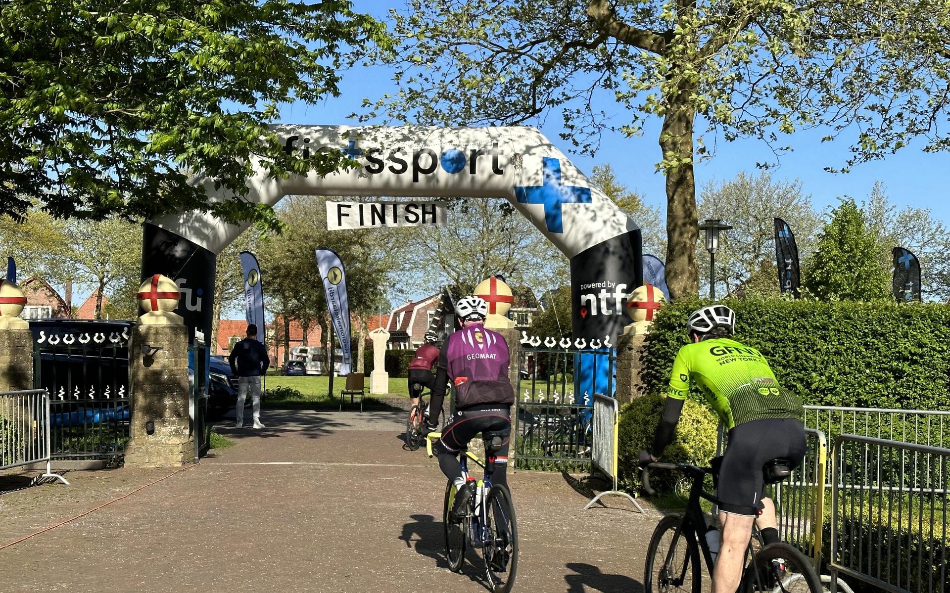 Deelnemers aan de Lauwersmeer Fietstocht finishen bij de Bonifatiuskapel in Dokkum.
