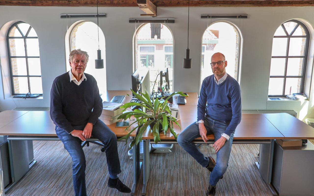 Murk de Jong en Machiel Adema voor het gebouw van DBF in Heerenveen. Murk de Jong en Machiel Adema voor het gebouw van DBF in Heerenveen.