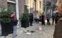 Een groepje mensen verzamelde zich vrijdag bij het laatste woonhuis van Sjoerd Bakker aan de Vondelstraat in Amsterdam. 