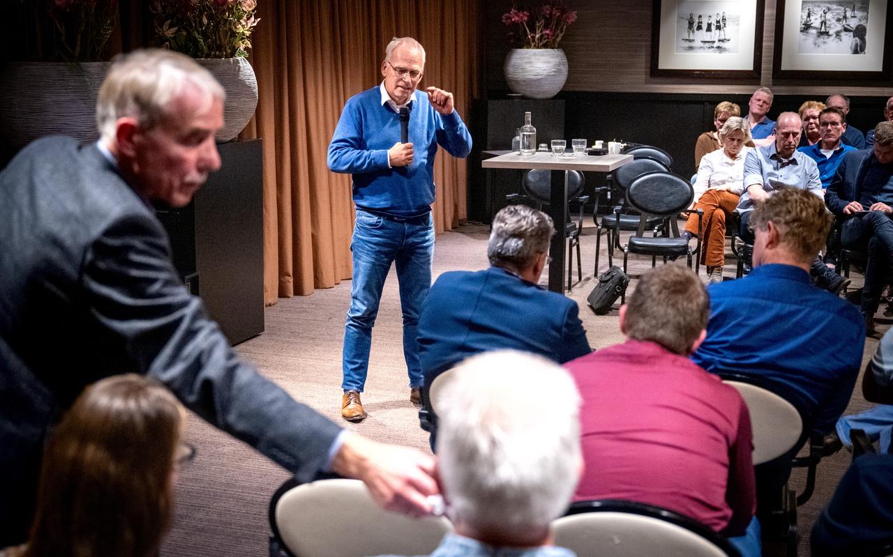 Landbouwminister Piet Adema in gesprek met boeren in het Van der Valk-hotel in Drachten. Landbouwminister Piet Adema in gesprek met boeren in het Van der Valk-hotel in Drachten.