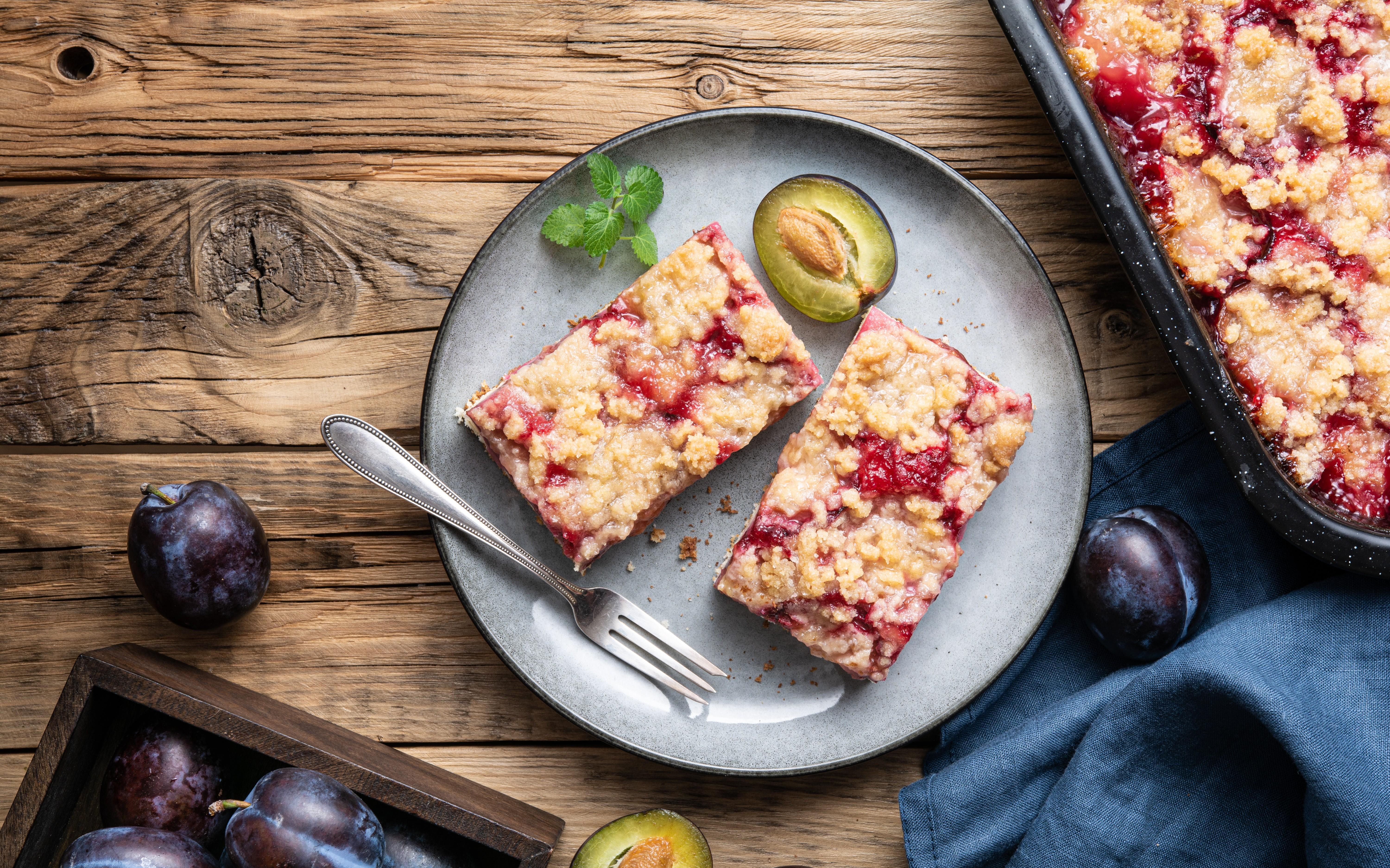 Een zomerser baksel dan een grote plaattaart vol pruimen bestaat er welhaast niet. Een zomerser baksel dan een grote plaattaart vol pruimen bestaat er welhaast niet.