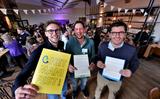 Nick Boersma, Joep Poot en Marijn Kamerling (vanaf links) met het manifest.