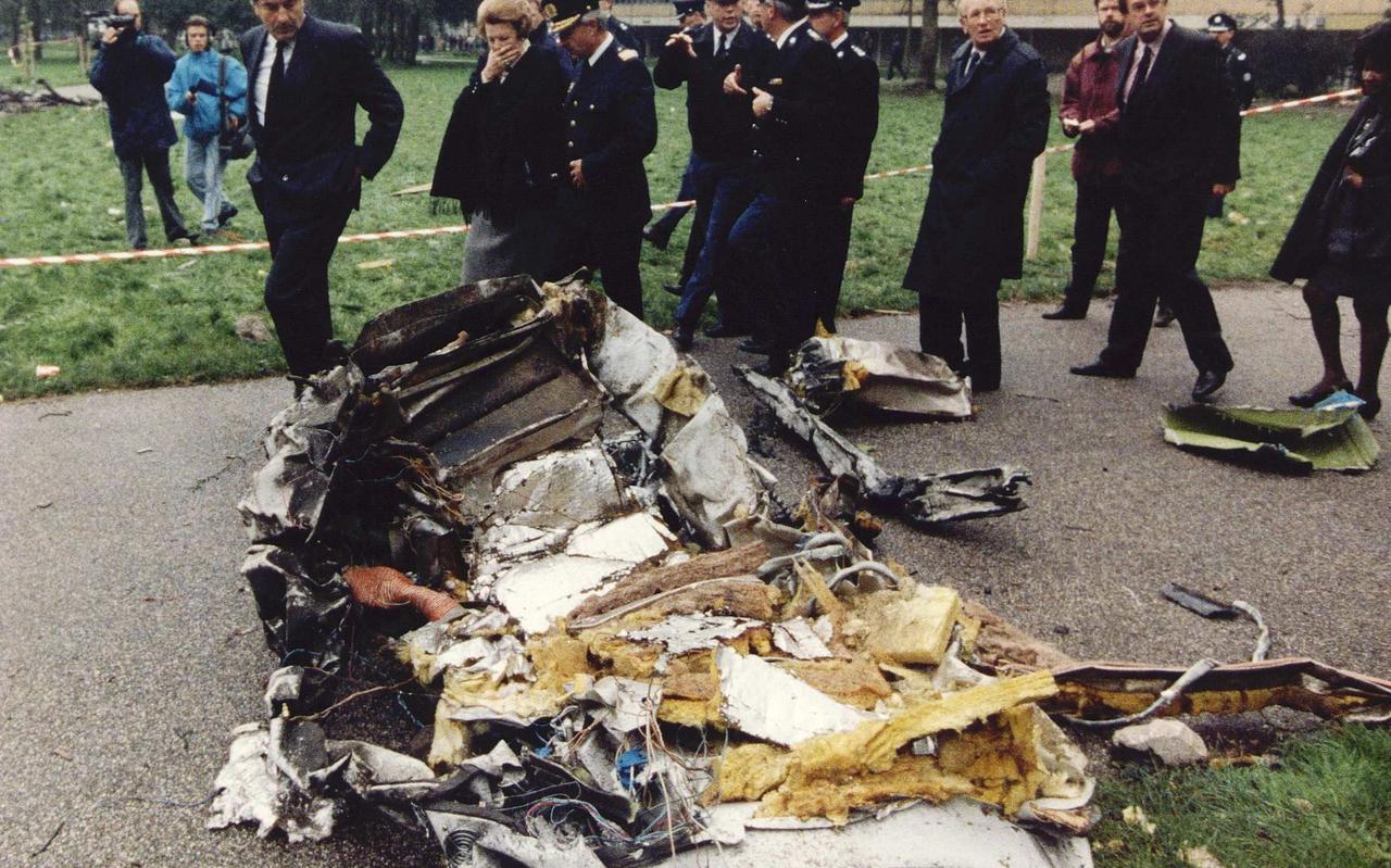 Premier Ruud Lubbers en koningin Beatrix bekijken op de locatie, waar het El Al-vliegtuig in 1992 neerstortte, naar brokstukken. Zij worden begeleid door medewerkers van de brandweer.