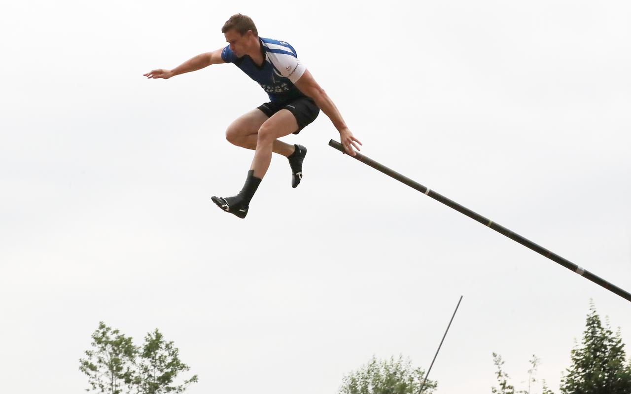 Nard Brandsma uit Workum 'vloog' zaterdagavond een afstand van 20.65 meter
Nard Brandsma uit Workum 'vloog' zaterdagavond een afstand van 20.65 meter