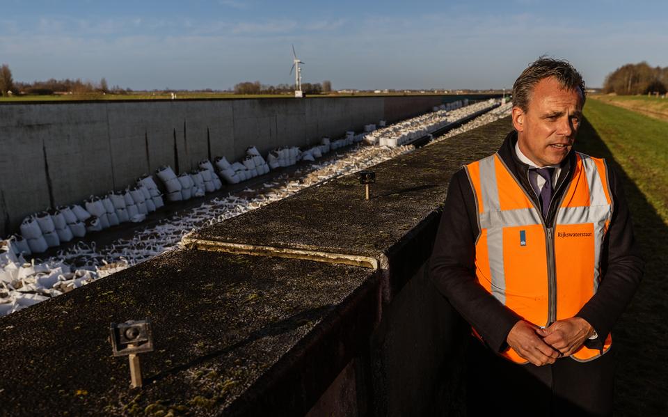 Minister Mark Harbers naast de Prinses Margriettunnel bij Uitwellingerga. 