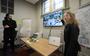 Quentin Boonstra en Manon Postma presenteren hun idee voor een duurzamer station. 