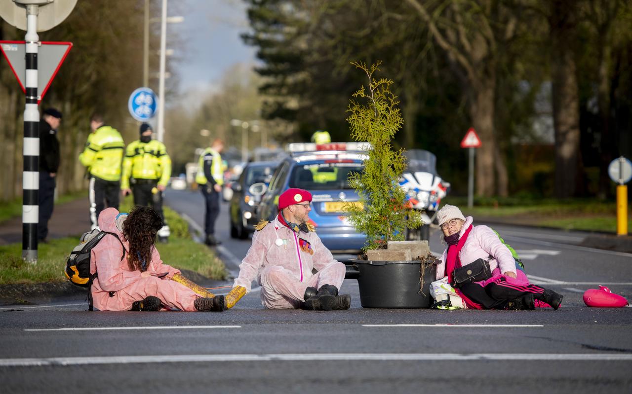 Activisten voor de ingang van Vliegbasis Leeuwarden. Activisten voor de ingang van Vliegbasis Leeuwarden.