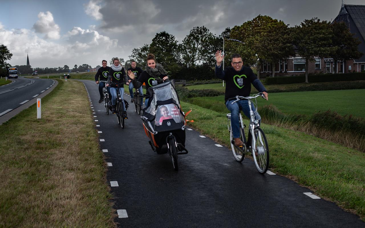 Het gezin Acronius en andere deelnemers onderweg van Holwerd naar Blije Het gezin Acronius en andere deelnemers onderweg van Holwerd naar Blije