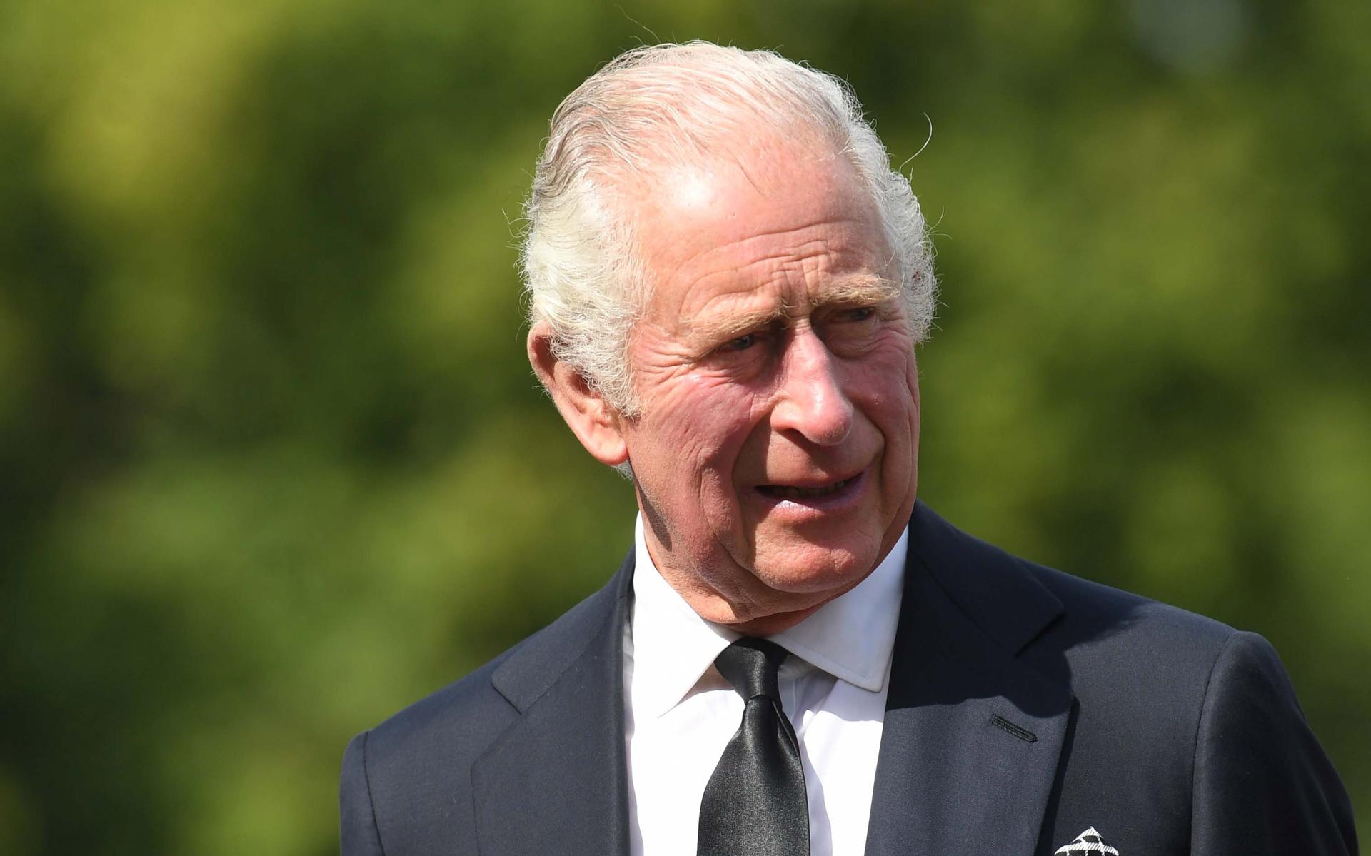 Koning Charles III bij zijn aankomst in Buckingham Palace in London.