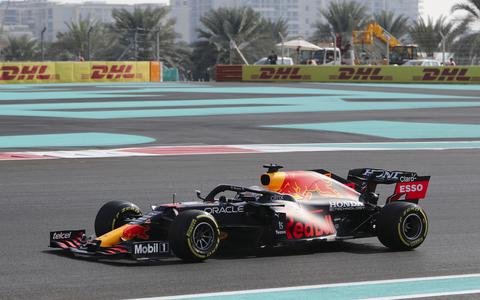 Max Verstappen in actie op het Yas Marina Circuit in Abu Dhabi, tijdens de derde vrije training zaterdagochtend.