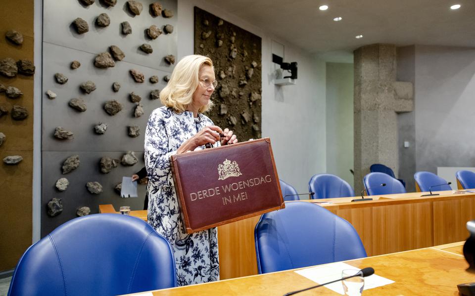 Minister van Financiën Sigrid Kaag met het financieel jaarverslag van het rijk over 2021.