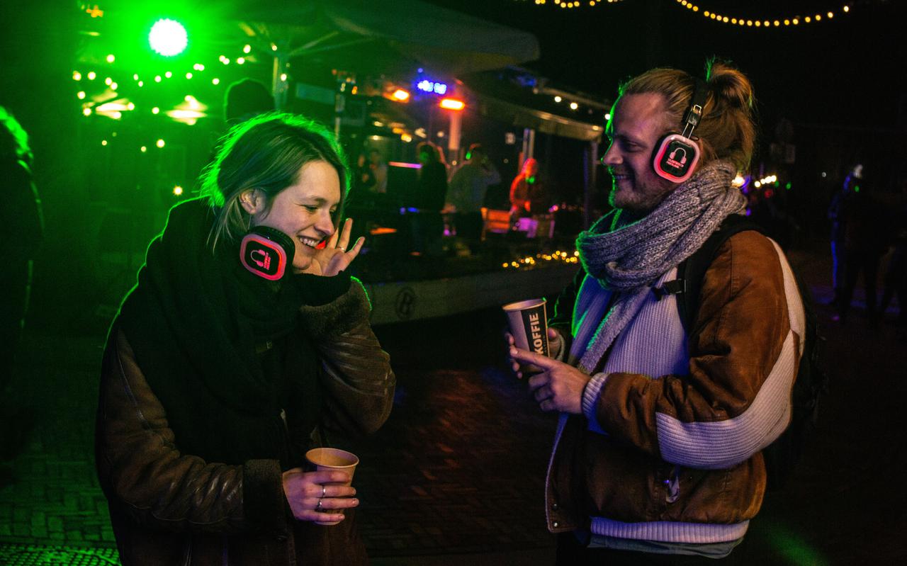 Anne en Leon Boelens genieten van muziek van de dj die via de koptelefoon binnenkomt. Het vreedzame protest van zaterdagnacht was de eerste officiële demonstratie ooit op Ameland. 