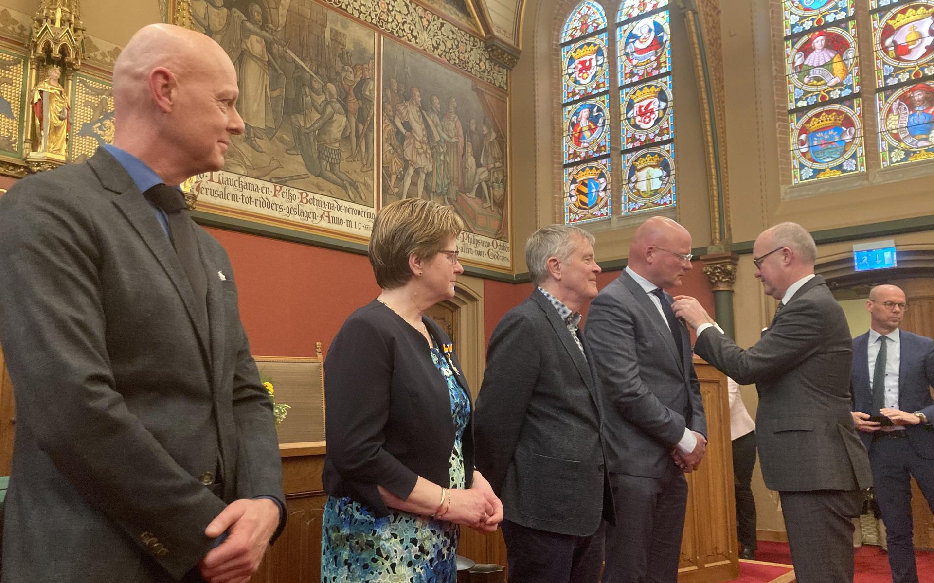 Wiebo de Vries (CU), Maaike Prins (CDA), Jan Walrecht (PvdA) en Johan Tjalsma (CDA) kregen dinsdag een lintje opgespeld door commissaris van de koning Arno Brok vanwege hun jarenlange inzet in de politiek.