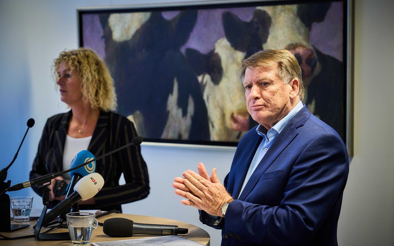 Sjaak van der Tak (voorzitter) en Trienke Elshof (portefeuillehouder Platteland en Omgeving) van LTO Nederland. Sjaak van der Tak (voorzitter) en Trienke Elshof (portefeuillehouder Platteland en Omgeving) van LTO Nederland.