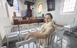 Jantina Hoekstra in het kerkje van Augsbuurt. 