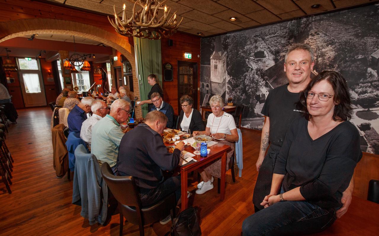 Sinds de horeca weer open mag, is het vijf avonden per week druk in Café De Rustende Jager in Oldeholtpade. 