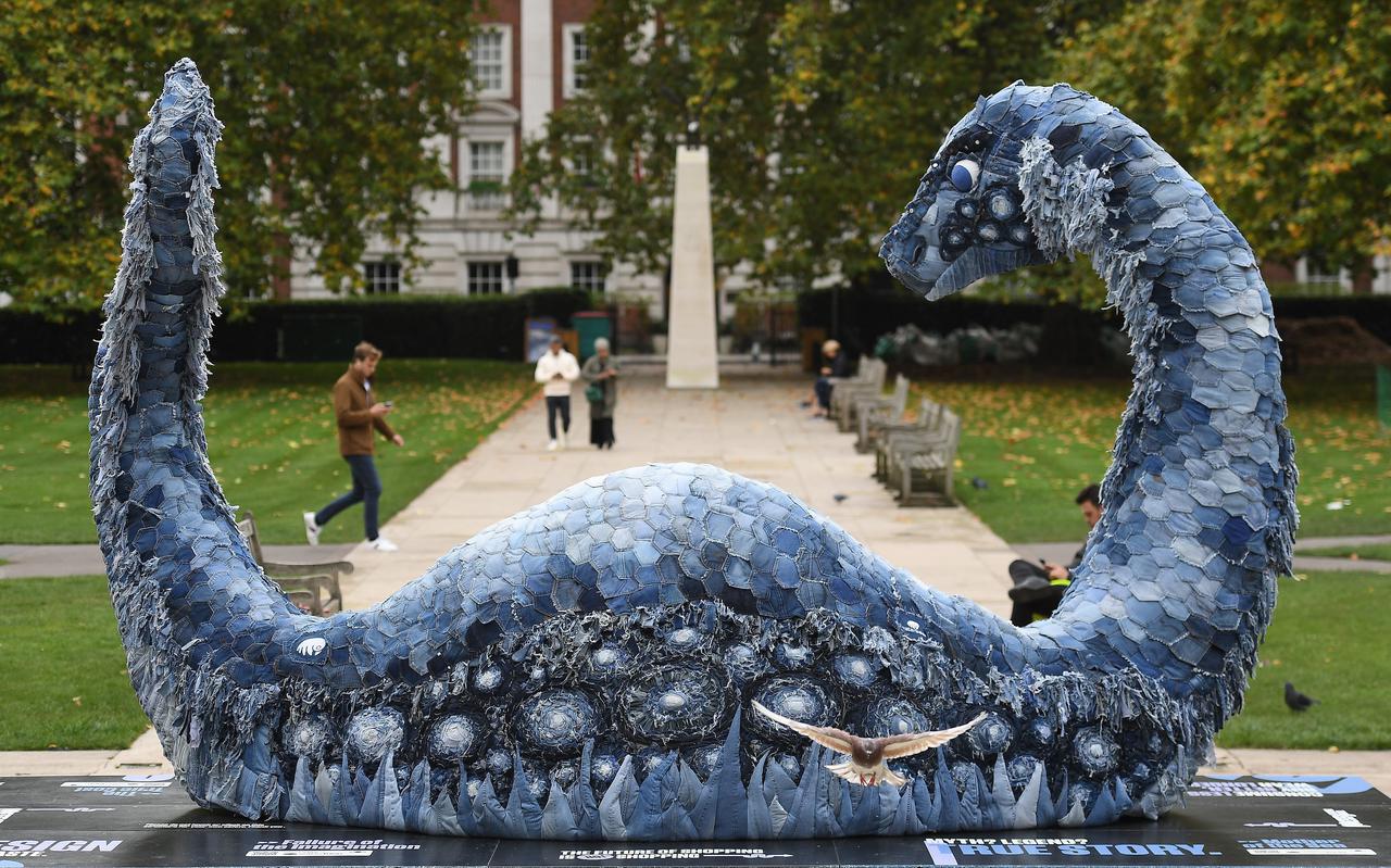 Tijdens de klimaattop in Glasgow presenteerde kunstenaar Billie Achilleos een 'monster van Loch Ness' van gerecyclede broeken van het Nederlandse MUD Jeans. 