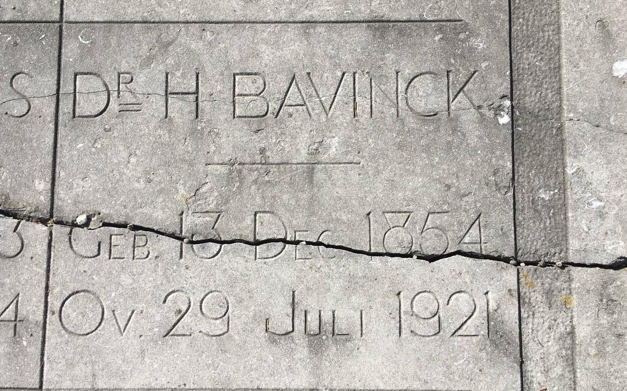 De beschadigde grafsteen van Herman Bavinck.