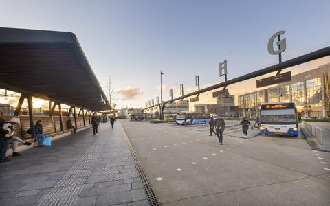 Het busstation in Leeuwarden tijdens de stakingsdag donderdag 19 januari. 