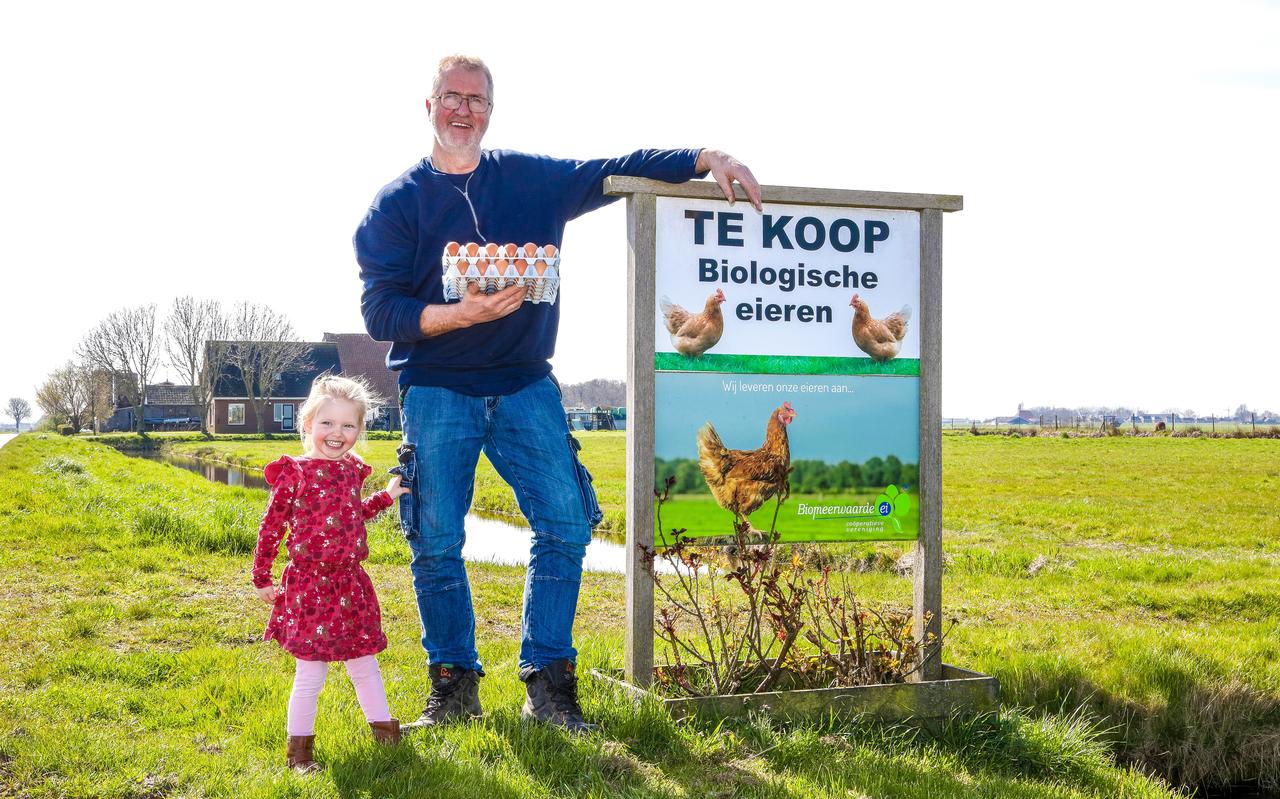 Pluimveehouder Jehannes Bakker uit it Heidenskip, samen met zijn kleindochter Marit. Pluimveehouder Jehannes Bakker uit it Heidenskip, samen met zijn kleindochter Marit.