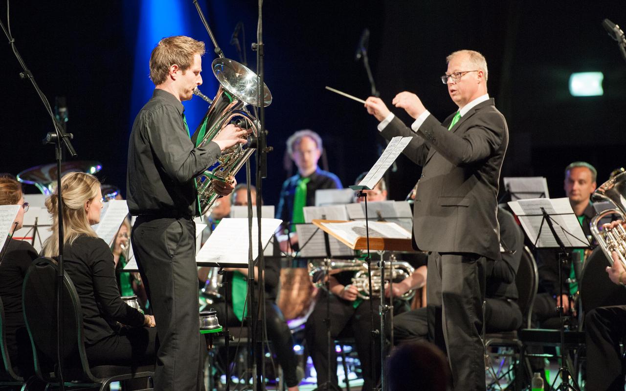 Greidebrass uit Spannum, hier tijdens het optreden van solist Frans de Haan op euphonium, was zaterdag de grote winnaar van het Gouden Spijker Festival. 