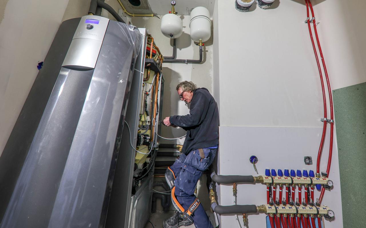 Claude Llamas installeert voor installatiebedrijf Otte een warmtepomp in een nieuw appartement in Oosthem. Claude Llamas installeert voor installatiebedrijf Otte een warmtepomp in een nieuw appartement in Oosthem.