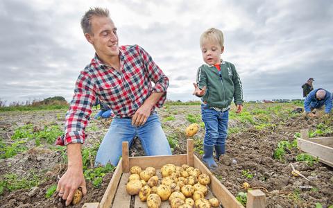 Haryt Dijkman met zoon Wout op het land van boer Goasse Venema uit Ternaard. 