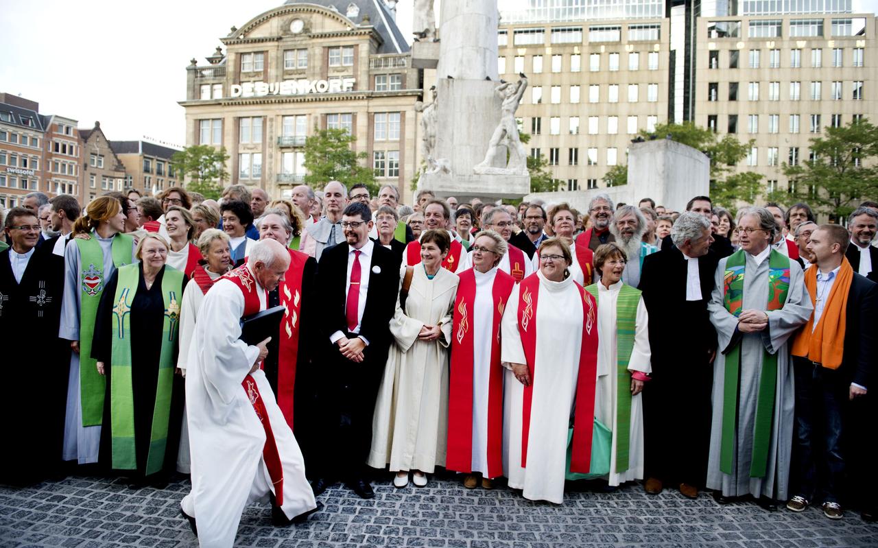 Op de landelijke predikantendag in 2014 kwamen honderden dominees en kerkelijke werkers van de Protestantse Kerk bijeen in de Nieuwe Kerk te Amsterdam. De dag werd afgesloten met een groepsfoto op de Dam. Op de landelijke predikantendag in 2014 kwamen honderden dominees en kerkelijke werkers van de Protestantse Kerk bijeen in de Nieuwe Kerk te Amsterdam. De dag werd afgesloten met een groepsfoto op de Dam.