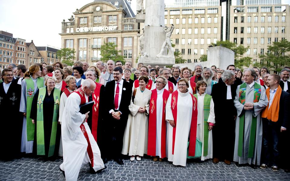 Op de landelijke predikantendag in 2014 kwamen honderden dominees en kerkelijke werkers van de Protestantse Kerk bijeen in de Nieuwe Kerk te Amsterdam. De dag werd afgesloten met een groepsfoto op de Dam. 