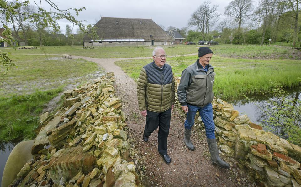 Henk Buith (l) en Johan Tamminga op het bruggetje van verbouwingspuin in de uitbreiding van Park Martenastate. Op de achtergrond de verbouwde boerderij Martena Zathe. 