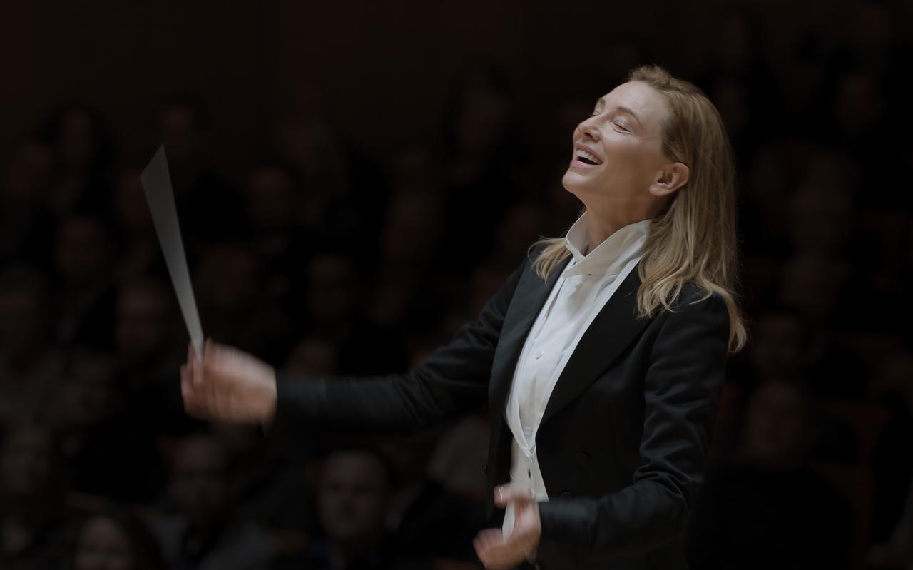 Cate Blanchett als dirigent Lydia Tár in de film Tár. 