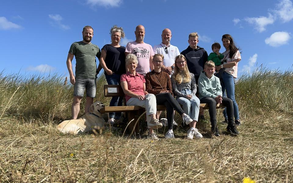 Het bankje voor Sijtze Keuning op Terschelling, met daarop boven (v.l.n.r.) : Sietze, Baukje, Peter, Fokko, Thomas, Levi en Anouck. En onder: Pino (hond), Sjieuwke, Ilse, Nynke en Sander. 