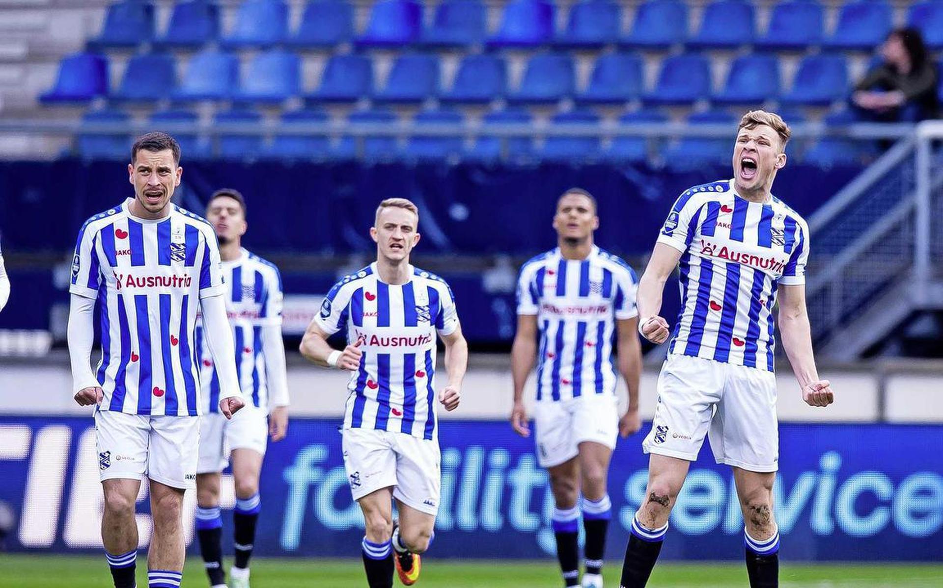 Veel fans van Cambuur en Heerenveen bij de laatste training van hun club voor 'De Derby': vuurwerk e