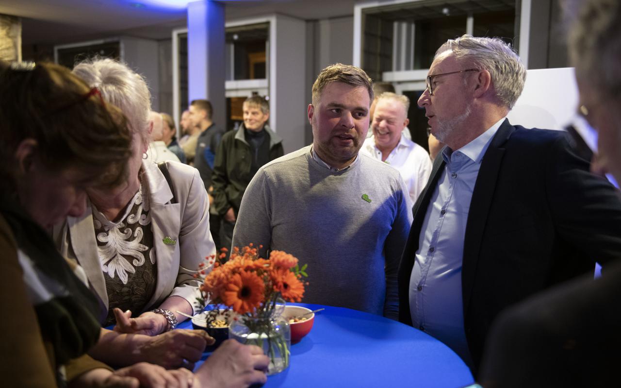 BBB-lijsttrekker Abel Kooistra in gesprek met Max Aardema van de PVV op de uitslagenavond in het Provinsjehûs.