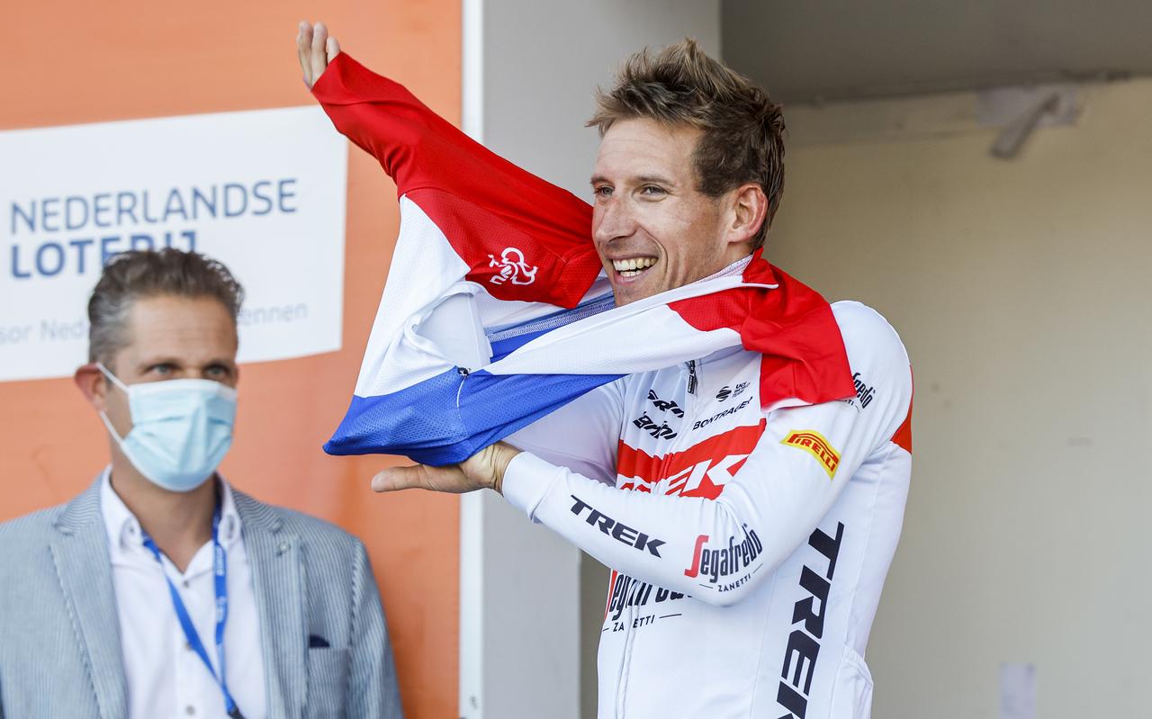 Wielrenner Bauke Mollema na zijn overwinning tijdens het NK Tijdrijden in Drenthe. Wielrenner Bauke Mollema na zijn overwinning tijdens het NK Tijdrijden in Drenthe.