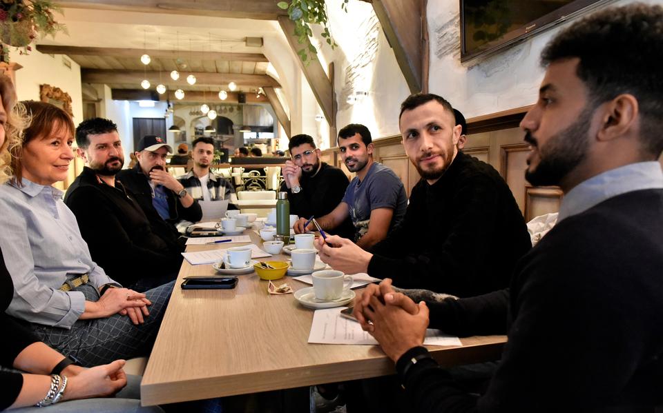 Vanaf links: Natasja Hubbert, Marjan Feddes, Saer Alloush, Feras Alhafez, Zaid Kramy, Hamza Almajavish, Alkabi Haider, Alaaeddin Alo, en Mohammed Maneer Mohammed Ali. 