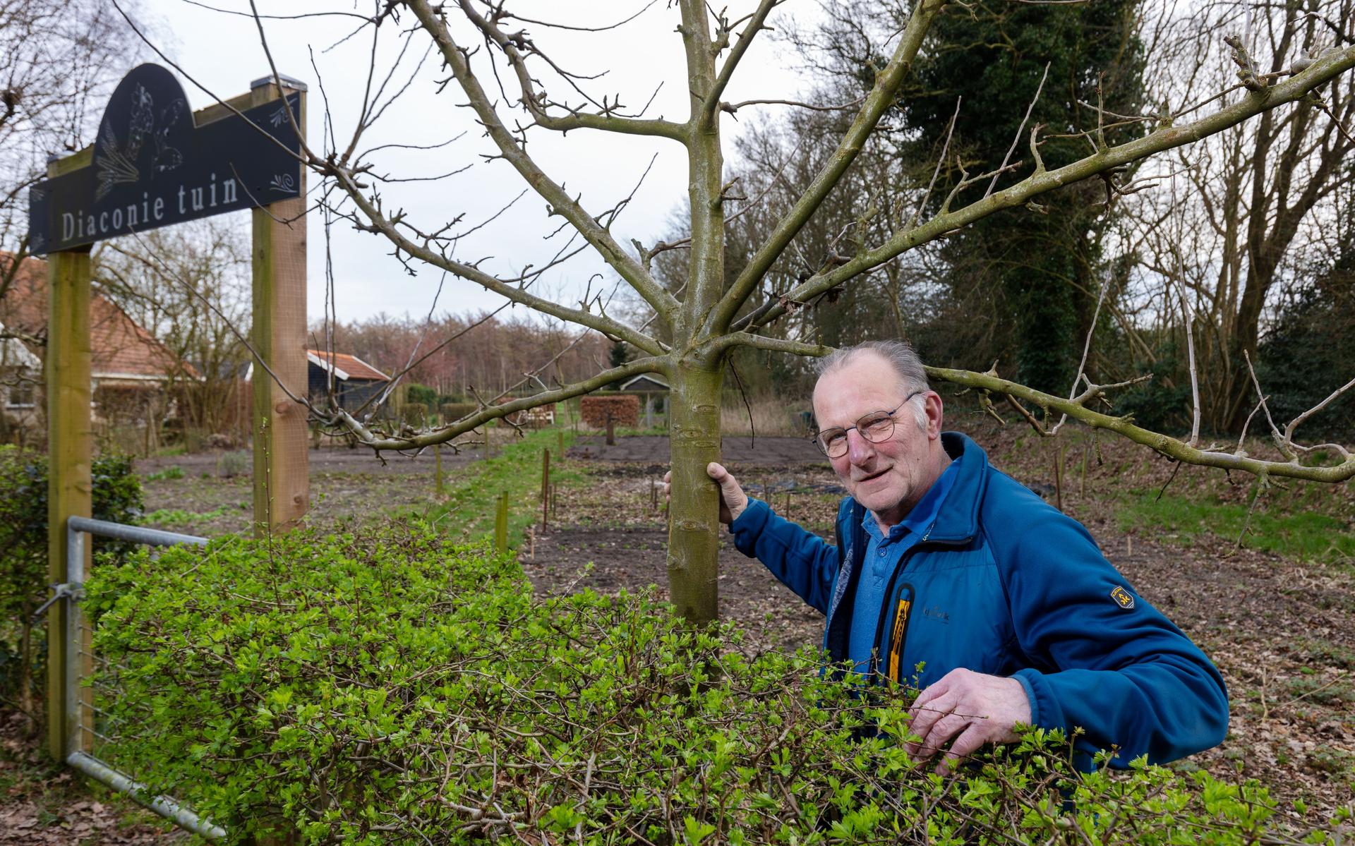 Ale Terpstra heeft geen groene vingers, maar beheert toch graag de diaconietuin in Oldeberkoop | Ker
