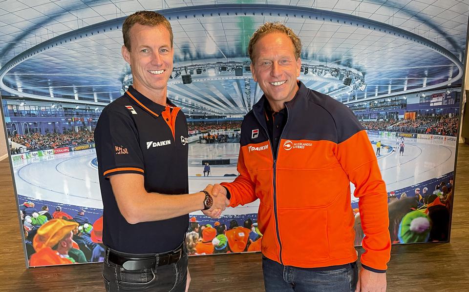 Rintje Ritsma (rechts) schudt de hand van Remy de Wit, technisch directeur van de KNSB. De 52-jarige 'Beer van Lemmer' is de nieuwe bondscoach voor de teamonderdelen bij het langebaanschaatsen.