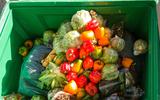 Veel niet verkochte groente wordt door supermarkten weggegooid.