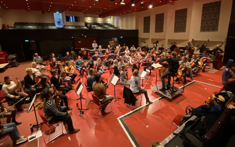 Het Duizend Werelden Orkest tijdens een repetitie in de Skâns in Gorredijk voor de Nieuwe Wereld Concerten. Die vinden vrijdag en zaterdag plaatst tussen de boeken van Steven Sterk. 