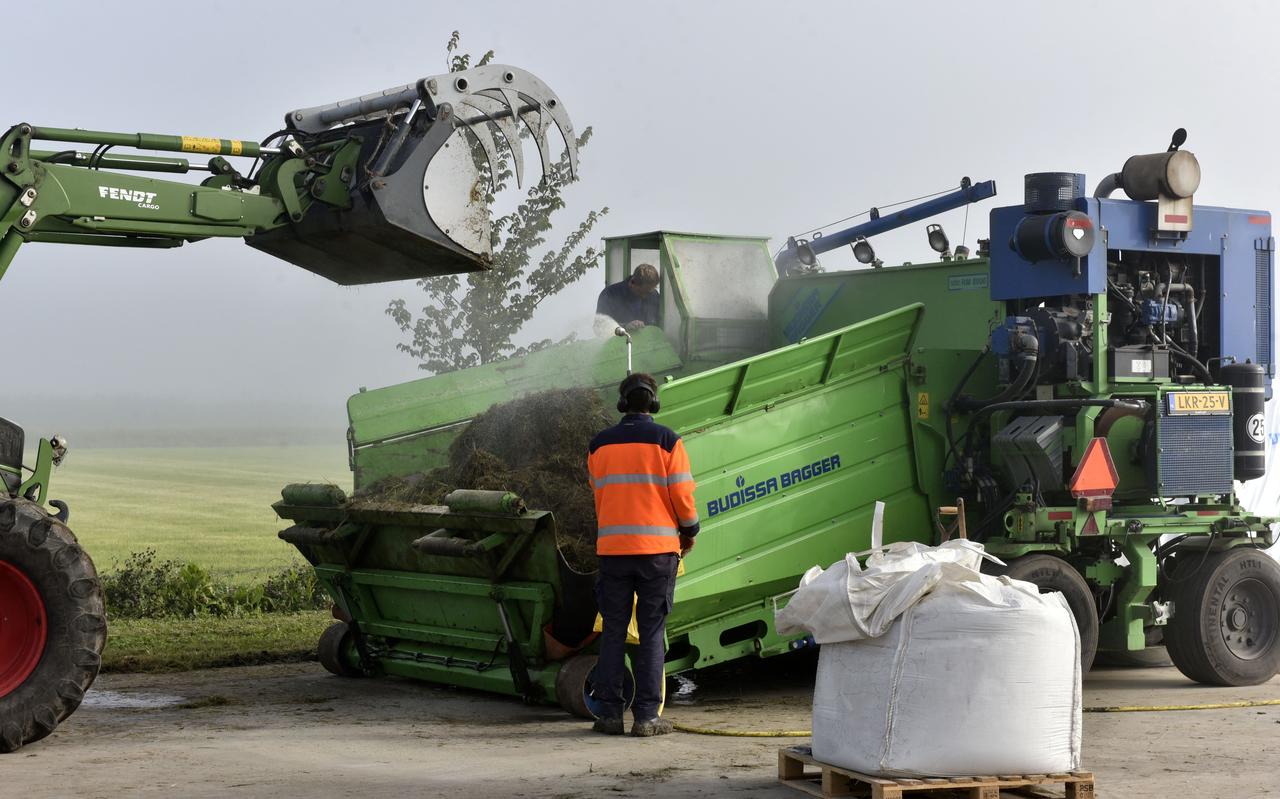 Het bermmaaisel wordt verwerkt tot bokashi. Het bermmaaisel wordt verwerkt tot bokashi.