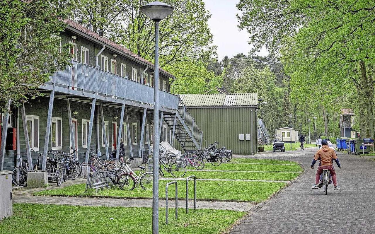 Het azc in Oisterwijk vormde de spil van een proef met het regionaal plaatsen van asielzoekers. Het azc in Oisterwijk vormde de spil van een proef met het regionaal plaatsen van asielzoekers.