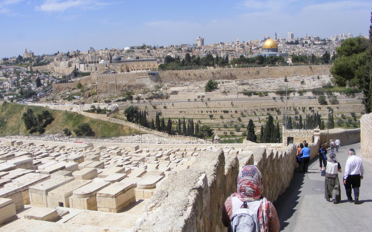 Het universele profiel van Jeruzalem wordt bedreigd (met een afstandsfoto van Jeruzalem en de Tempelberg, genomen vanaf de Olijfberg). Het universele profiel van Jeruzalem wordt bedreigd (met een afstandsfoto van Jeruzalem en de Tempelberg, genomen vanaf de Olijfberg).